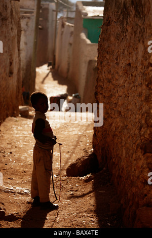 Junge in einer Gasse bei Sonnenuntergang in alten Harar Ost-Äthiopien Stockfoto