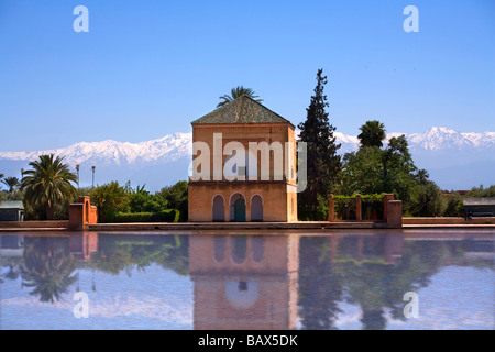 Menara Gärten Marrakesch Marokko, mit dem Schnee auf dem Atlas-Gebirge in der Ferne. Stockfoto