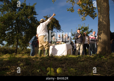 John Riddle betreibt einen öffentlichen Besuch eine Apfelplantage Apfelwein von Riddles Apfelwein Gloucestershire, England Stockfoto