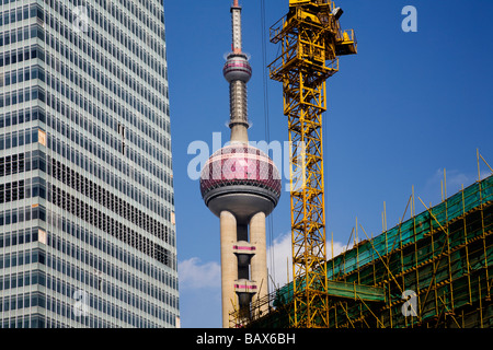 Oriental Pearl und Bau Krane in Pudong District Shanghai China Stockfoto