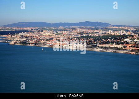 Panoramablick vom Almada über den Tejo in Lissabon, Portugal Stockfoto