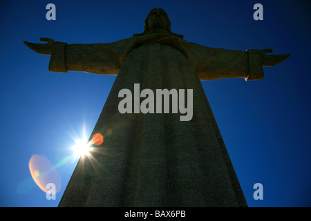 Vorderansicht des Denkmals Cristo-Rei (Christkönig) in Lissabon, Portugal Stockfoto