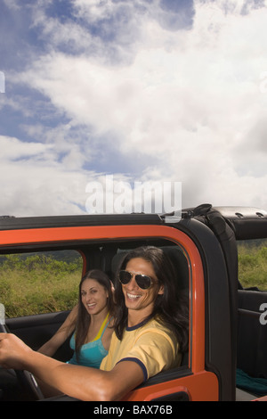 Porträt des Paares sitzen im jeep Stockfoto