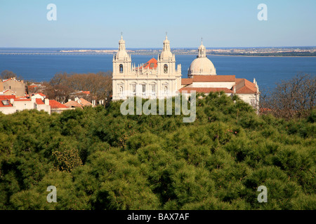 Panoramablick auf das Kloster São Vicente de Fora und Alfama Viertel von Lissabon, Portugal Stockfoto