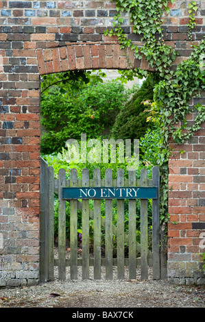 Keinen Eintrag auf einem Gartentor in einen englischen Garten. Waterperry Gardens, Wheatley, Oxfordshire, England Stockfoto