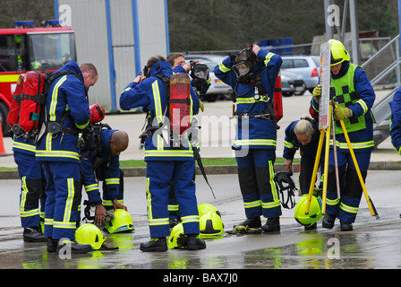 Feuer Rekruten auf atemschutzgeräte während der Ausbildung Bohrer UK Stockfoto