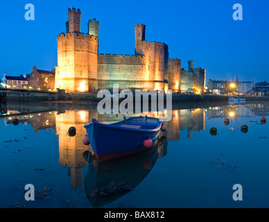 Caernarfon Castle und Mündung bei Nacht, Caernarfon, Gwynedd, Nordwales, UK Stockfoto