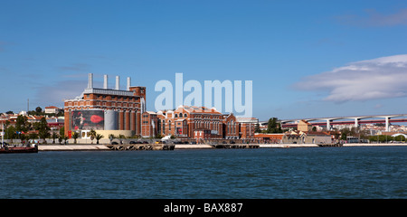 Museu da Electricidade Blick vom Rio Tejo. Stockfoto