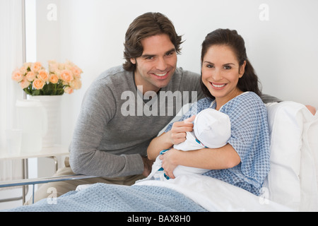 Hispanische paar Holding neugeborenes Baby im Krankenhausbett Stockfoto