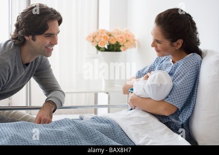 Hispanische paar Holding neugeborenes Baby im Krankenhausbett Stockfoto