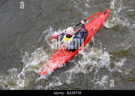 Person, die im Wettbewerb mit einem Kanu-Slalom-Wettbewerb Stockfoto