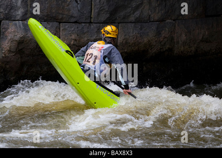 Person, die im Wettbewerb mit einem Kanu-Slalom-Wettbewerb Stockfoto