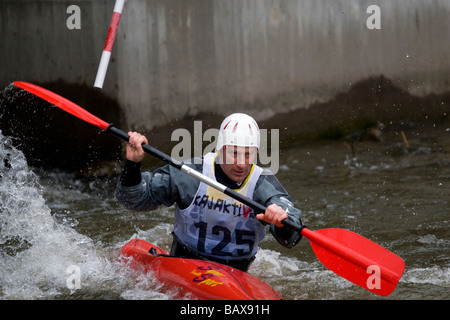 Person, die im Wettbewerb mit einem Kanu-Slalom-Wettbewerb Stockfoto