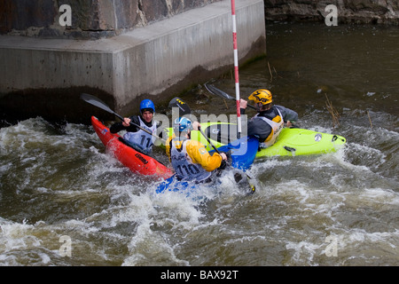 Person, die im Wettbewerb mit einem Kanu-Slalom-Wettbewerb Stockfoto