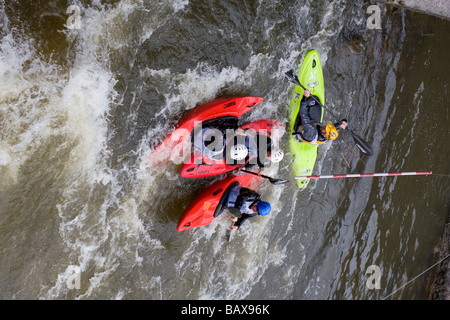 Person, die im Wettbewerb mit einem Kanu-Slalom-Wettbewerb Stockfoto