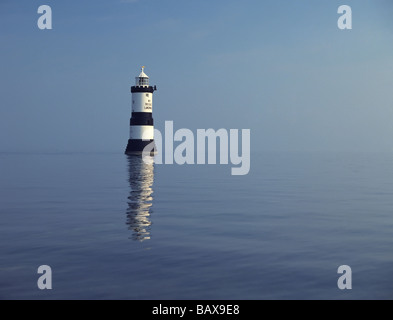 Der Leuchtturm am Penmon Punkt markiert den Übergang zwischen Anglesey und Puffin Island Stockfoto