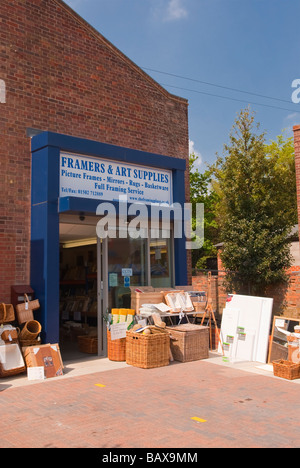 Ein Verfasser und Künstlerbedarf Shop Shop Verkauf von Bilderrahmen, Spiegel und Korbwaren etc. im Vereinigten Königreich Stockfoto