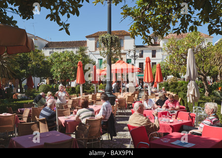 Marbella Malaga Provinz Costa del Sol Spanien Plaza de Los Naranjos Orange Quadrat. Cafe Leben. Stockfoto