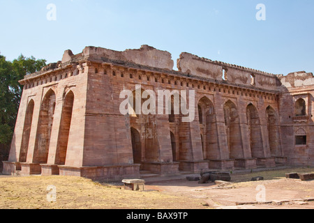Hindola Mahal oder schwingenden Palast in den Ruinen von Mandu in Madhya Pradesh, Indien Stockfoto