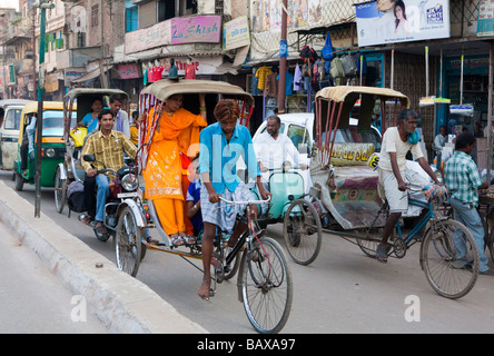 Rikscha-Verkehr In Varanasi äußern Pradesh, Indien Stockfoto