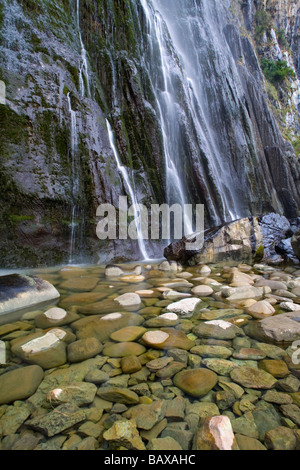 Wasserfall in Ason Fluss Quelle. COLLADOS del Ason Naturpark, Kantabrien, Spanien, Europa Stockfoto