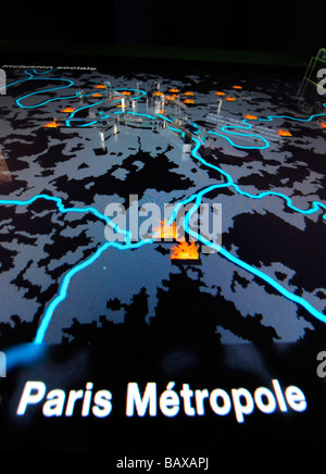 Multimedia-Display von Karten, auf denen die künftige Dimensionen von Paris ausgestellt, um Wettbewerb zwischen den verschiedenen Projekten zu bringen. Stockfoto