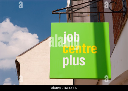 Ein Job Centre Plus Zeichen außerhalb einer britischen Jobcentre Stockfoto