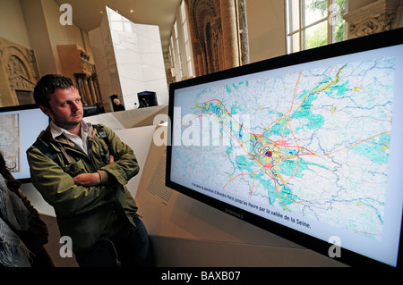 Multimedia-Display von Karten, auf denen die künftige Dimensionen von Paris ausgestellt, um Wettbewerb zwischen den verschiedenen Projekten zu bringen. Stockfoto