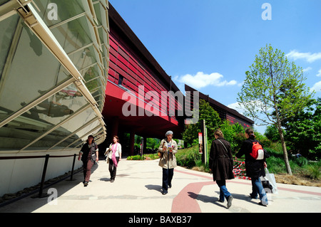 Außenansicht des Quai Branly Museum (MQB) ein neues Museum für Kunst aus indigenen Kulturen; Das Hotel liegt in Paris, Frankreich. Stockfoto