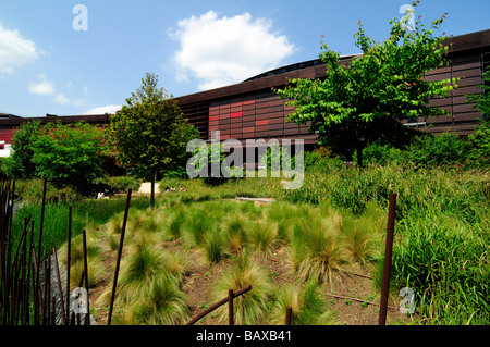 Außenansicht des Quai Branly Museum (MQB) ein neues Museum für Kunst aus indigenen Kulturen; Das Hotel liegt in Paris, Frankreich. Stockfoto