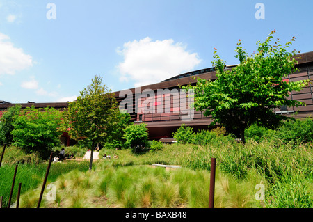 Außenansicht des Quai Branly Museum (MQB) ein neues Museum für Kunst aus indigenen Kulturen; Das Hotel liegt in Paris, Frankreich. Stockfoto