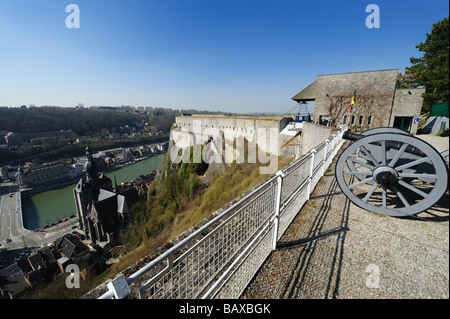 Kanonen auf der Burg über die Stiftskirche von Notre Dame Dinant Belgien Ardennen Stockfoto