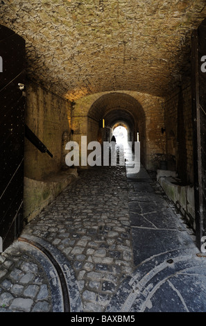 Tunnel in die Burg oberhalb der Stiftskirche von Notre Dame Dinant Belgien Ardennen Stockfoto