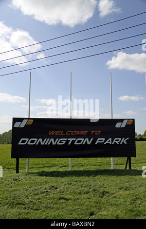 "Willkommen in Donington Park" Schild am Eingang auf der Rennstrecke in den East Midlands, Leicestershire. Stockfoto