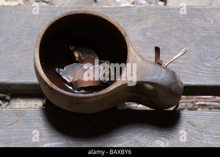 Traditionelle Art und Weise der Kaffeezubereitung Sami mit Rentier Fleisch, in einem Gåhtie (traditionelles Sami Haus) in Båtsuoj Samecenter Gasa, Schweden Stockfoto