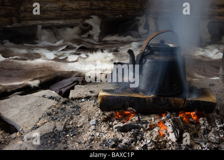 Traditionelle Art und Weise der Kaffeezubereitung Sami mit Rentier Fleisch, in einem Gåhtie (traditionelles Sami Haus) in Båtsuoj Samecenter Gasa, Schweden Stockfoto