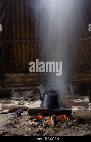 Traditionelle Art und Weise der Kaffeezubereitung Sami mit Rentier Fleisch, in einem Gåhtie (traditionelles Sami Haus) in Båtsuoj Samecenter Gasa, Schweden Stockfoto