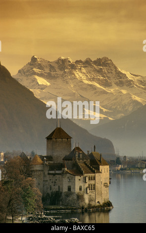 Chateau de Chillon am Genfer See mit Berner Alpen in der Ferne im Kanton Waadt Schweiz Stockfoto