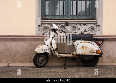 Alte Roller durch den Straßenrand geparkt Stockfoto
