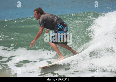 Surfen am Strand Estaleiro Stockfoto