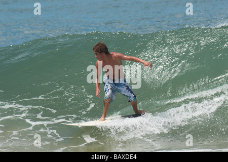 Surfen am Strand Estaleiro Stockfoto