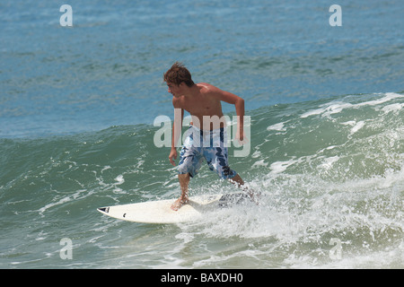 Surfen am Strand Estaleiro Stockfoto