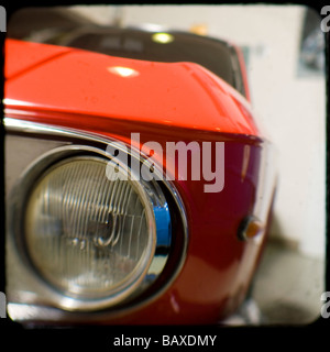 Die Scheinwerfer von einem roten 1971 Lancia Fulvia Stockfoto
