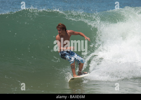 Surfen am Strand Estaleiro Stockfoto