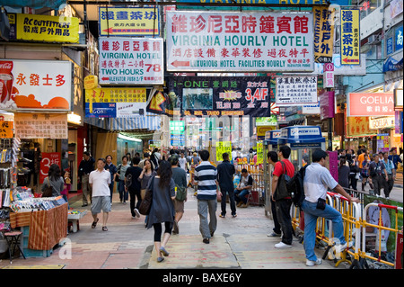 Ein Blick nach unten Argyle Street, beschäftigt mit Fußgänger in der Nähe der Ladies Market in Mong Kok. Kowloon, Hong Kong. Stockfoto