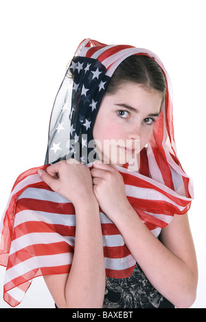 Ein junges Mädchen posiert unschuldig mit einer amerikanischen Schal über ihren Kopf Stockfoto