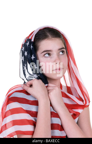 Ein junges Mädchen posiert unschuldig mit einer amerikanischen Schal über ihren Kopf Stockfoto