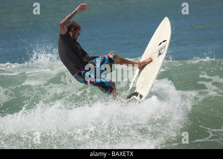 Surfen am Strand Estaleiro Stockfoto