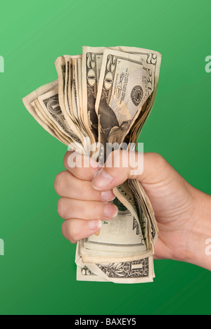 Eine Frau greift ein Bündel Geldscheine in der Hoffnung, dass sie es nicht verlieren Stockfoto
