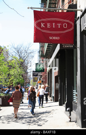 Shopper in Soho Keito Schuhe am West Broadway New York City Stockfoto